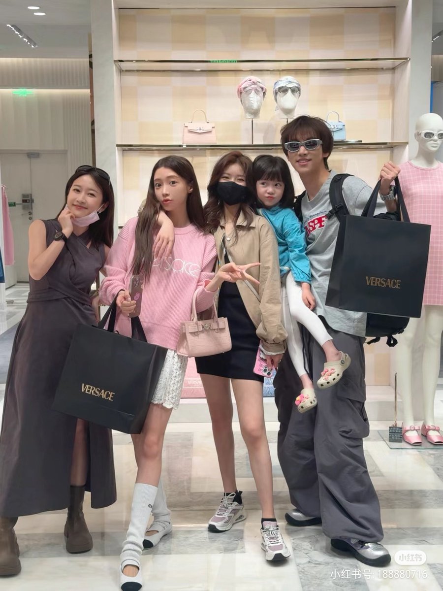 xNok05's tweet photo. เอ็นดู้วววในความแย่งกันจ่ายของลู่ซือกับสวี่เค่อ😂😂

ลู่​ซือ​ : ให้ฉันจ่าย
สวี่เค่อ : ฉันจะปล่อยให้แบรนด์แอมบาส​เดอร์เป็นคนจ่ายเงินเองได้ยังไง

สุดท้ายหวังเมิ่งหลีก็เป็นคนจ่ายให้เอง 💵🤣🤣

#จ้าวลู่ซือ #ZhaoLuSi #WangMengli #KuKe https://t.co/CTHlPlek8v
