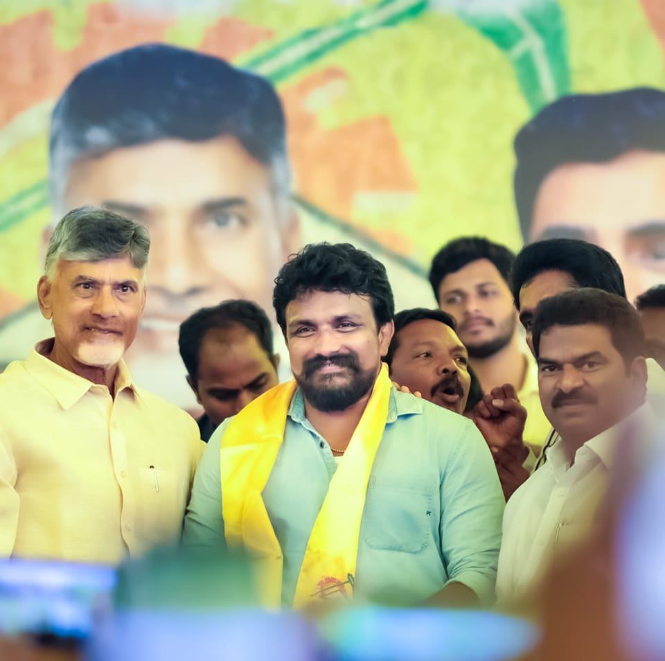 MahasenaRajesh1's tweet photo. విజనరీ అనే పదానికి నిలువెత్తు నిదర్శనం, దళితుల అభ్యున్నతికి అహర్నిశలు కృషి చేస్తున్నటువంటి మాజీ ముఖ్యమంత్రి, మన ప్రియతమ నేత శ్రీ నారా చంద్రబాబు నాయుడు గారికి హృదయపూర్వక జన్మదిన శుభాకాంక్షలు 💐
#HBDBabu #Mahasena https://t.co/5NikBaNk6c
