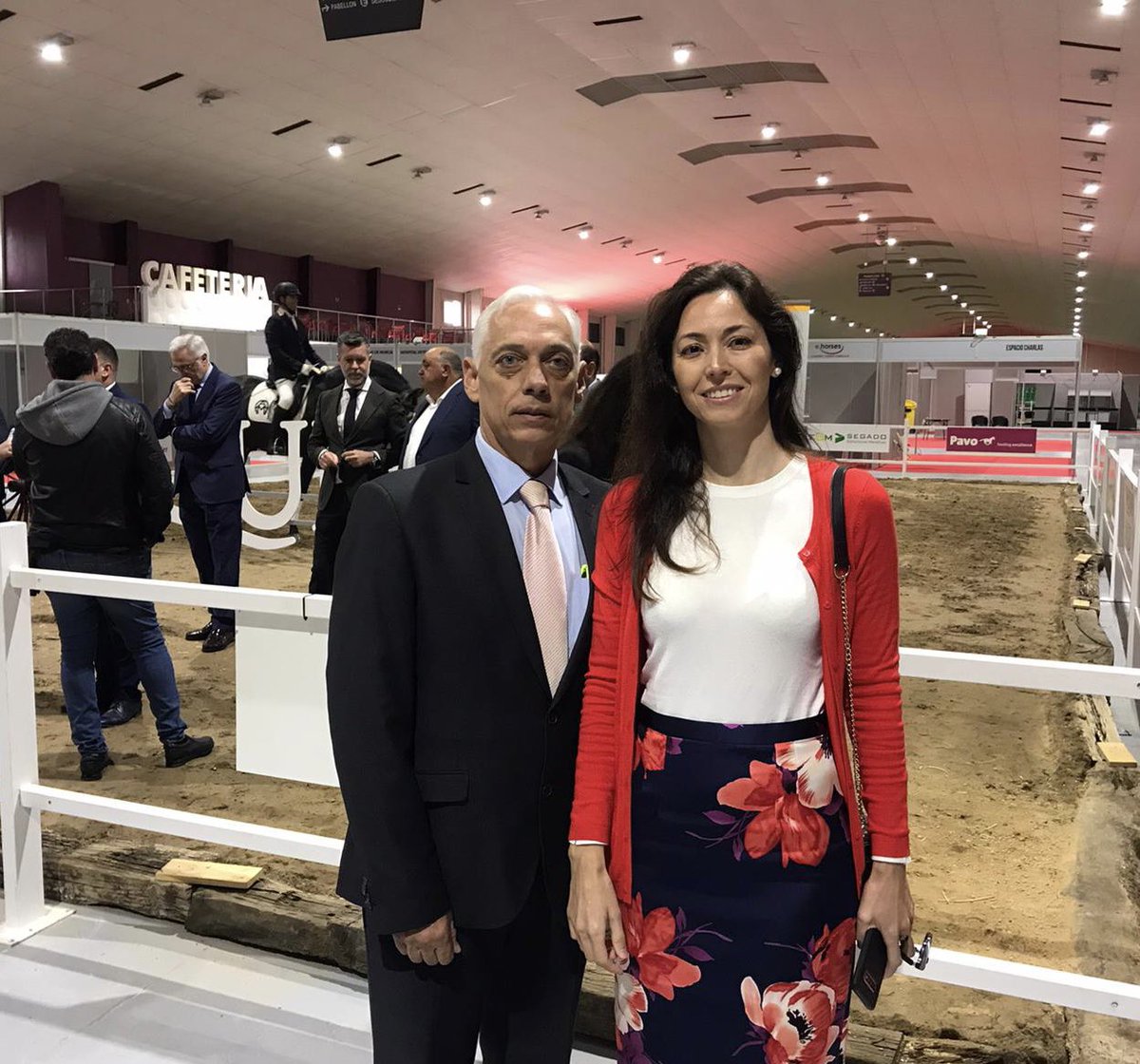 murcia_vox's tweet photo. La diputada regional, @virginia_vmg, asistió ayer junto con el concejal de VOX Torre Pacheco, @jnavarroorenes, a la Presentación Oficial del certamen #Equimur en @IfepaMurcia.

��🏻 La #RegióndeMurcia es un referente internacional en el mundo ecuestre.

#VOXConElCampo🇪🇸🐴 https://t.co/zGvjF4N6aQ