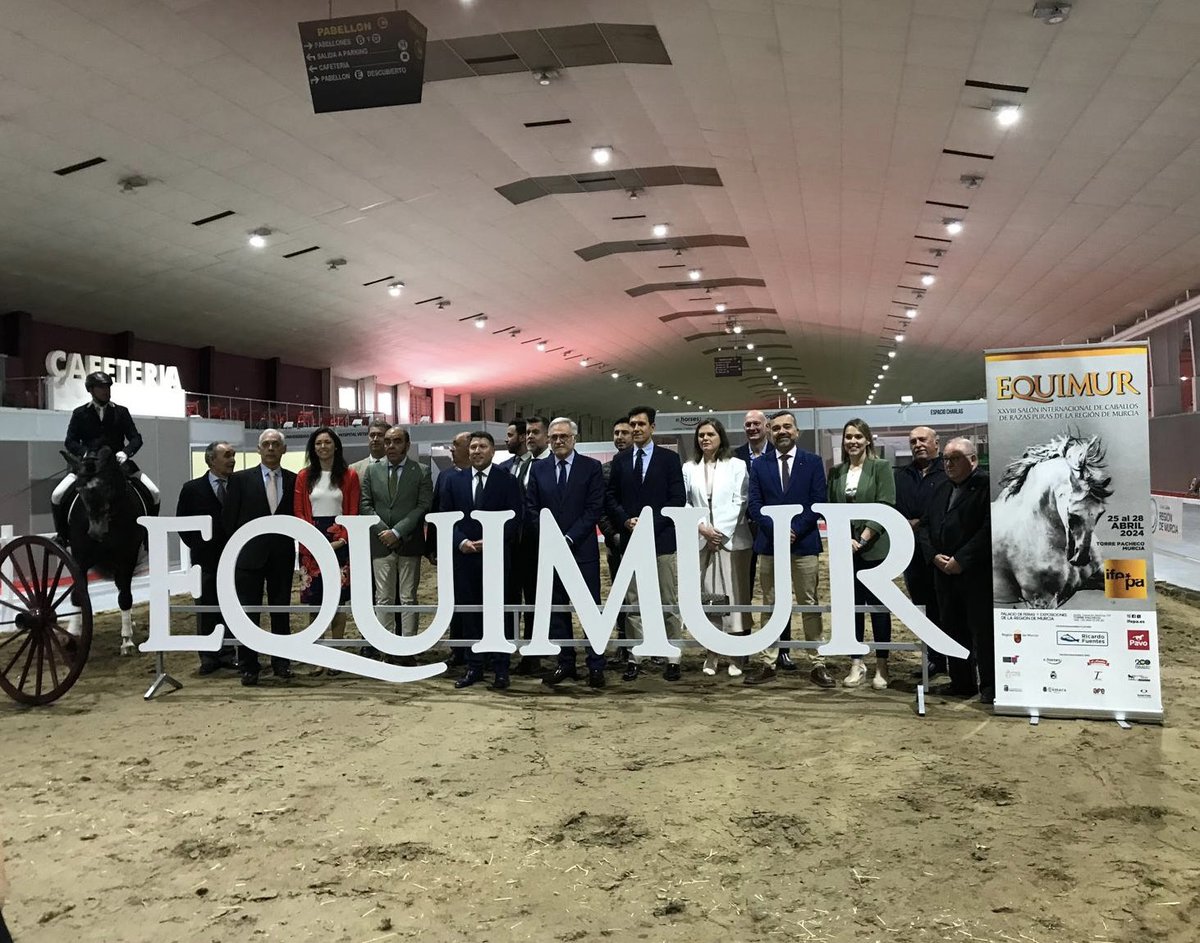 murcia_vox's tweet photo. La diputada regional, @virginia_vmg, asistió ayer junto con el concejal de VOX Torre Pacheco, @jnavarroorenes, a la Presentación Oficial del certamen #Equimur en @IfepaMurcia.

��🏻 La #RegióndeMurcia es un referente internacional en el mundo ecuestre.

#VOXConElCampo🇪🇸🐴 https://t.co/zGvjF4N6aQ