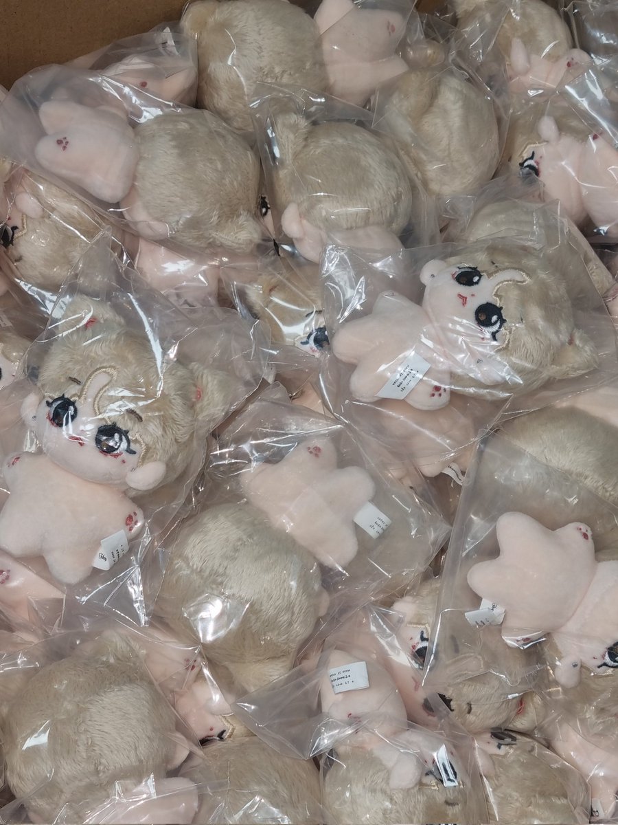 📢 박스튜 전수량 생산이 완료되어 한국에 도착했습니다! 하자 검수 과정을 거치고 선입금 내역부터 차례대로 순차 배송 될 예정입니다! (5월초 일정은 동일) 오랫동안 기다려주신 모든 분들 감사합니다😍