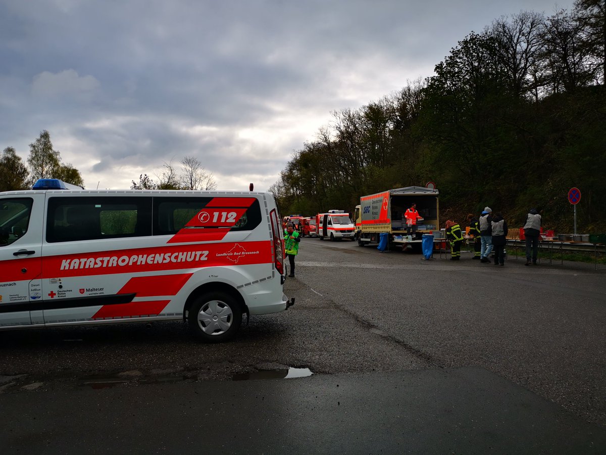 VOST_TeamMedien's tweet photo. #ÜbungsSamstag ! Viele aus der #Blaulichtfamilie arbeiten heute a.d. ehm. Flugplatz #Pferdsfeld eine #Gefahrstoff Lage ab &amp; das #TeamMedien unterstützt auf dem #Truppenübungsplatz #Baumholder bei der Katastrophenschutzübung #SupraLocalHelp. Infos folgen! #LandkreisBadKreuznach https://t.co/AXb74a4LIk