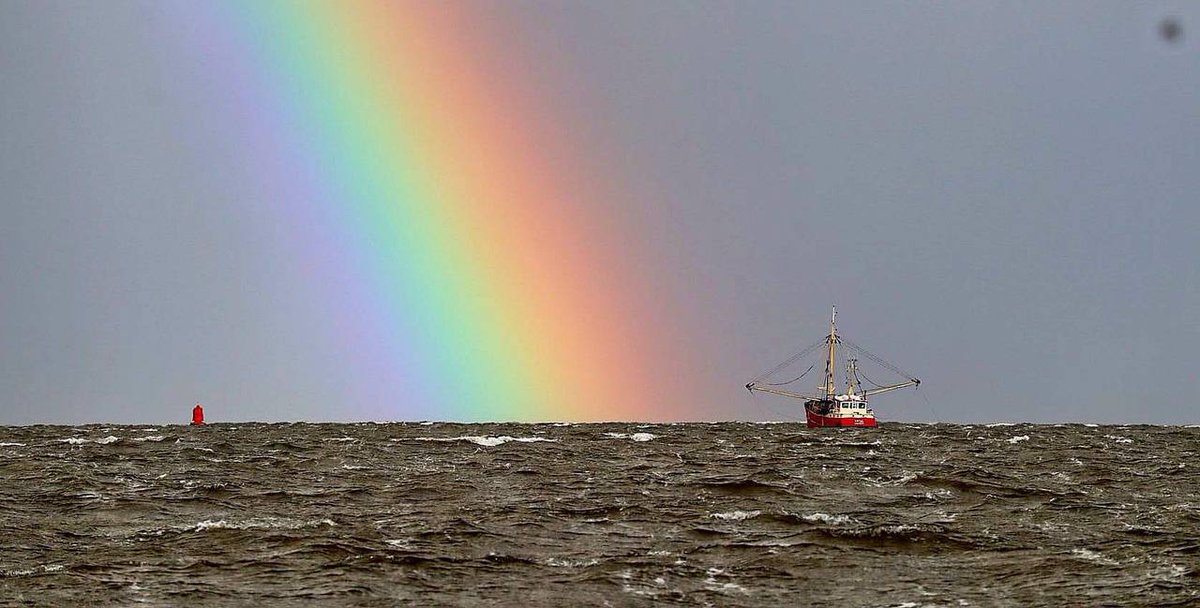 Wat is dit toch een mooie symboliek? 
De regenboog en vissersboot.
De regenboog als teken van Gods trouw, als hoop voor onze Nederlandse visserij.
Laten wij veel bidden, dat de duisternis, satanisten stoppen met hun alles vernietigende werk op zee.