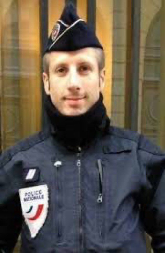 Il y a 7 ans, le 20 avril 2017, sur les Champs-Elysées, le policier Xavier Jugelé était assassiné, victime du terrorisme islamiste #NeverForget