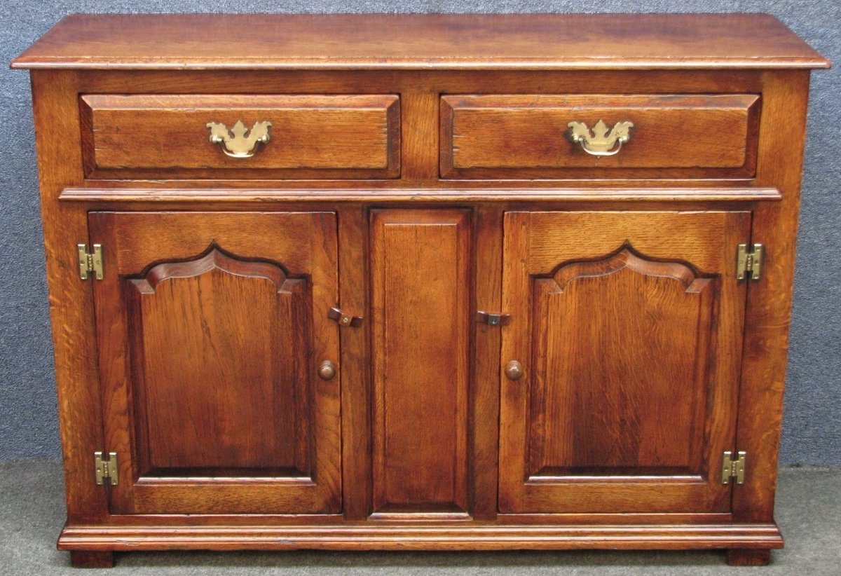 New in stock today priced at £475, this charming Cumpers Georgian Style Solid Oak Narrow Sideboard / Dresser Base.

ebay.co.uk/itm/3353575113…

#Cumpers #CumpersOfSalisbury #CumpersSideboard #CumpersDresserBase #CumpersOakSideboard #GeorgianStyle #SolidOak #Sideboard #DresserBase