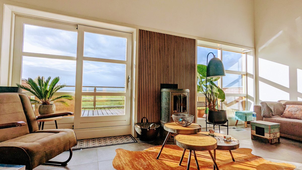 marcelbleeker's tweet photo. Zon en regen wisselen elkaar af. Nu weer een fel zonnetje in de woonkamer. https://t.co/z8huB9CQBK