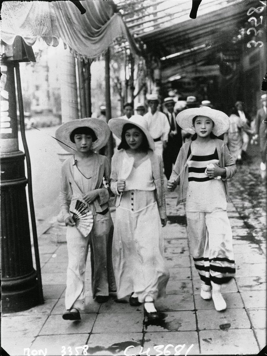 Street fashion. Japan, 1932