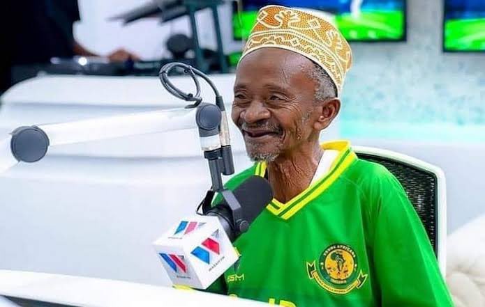 Je wajua Mzee Mpili ndio mzee alie jizolea umaarufu mkubwa miaka ya hivi karibuni kuliko wazee wengi wa upande wa pili? (Simba) #ElimikaWikiendi