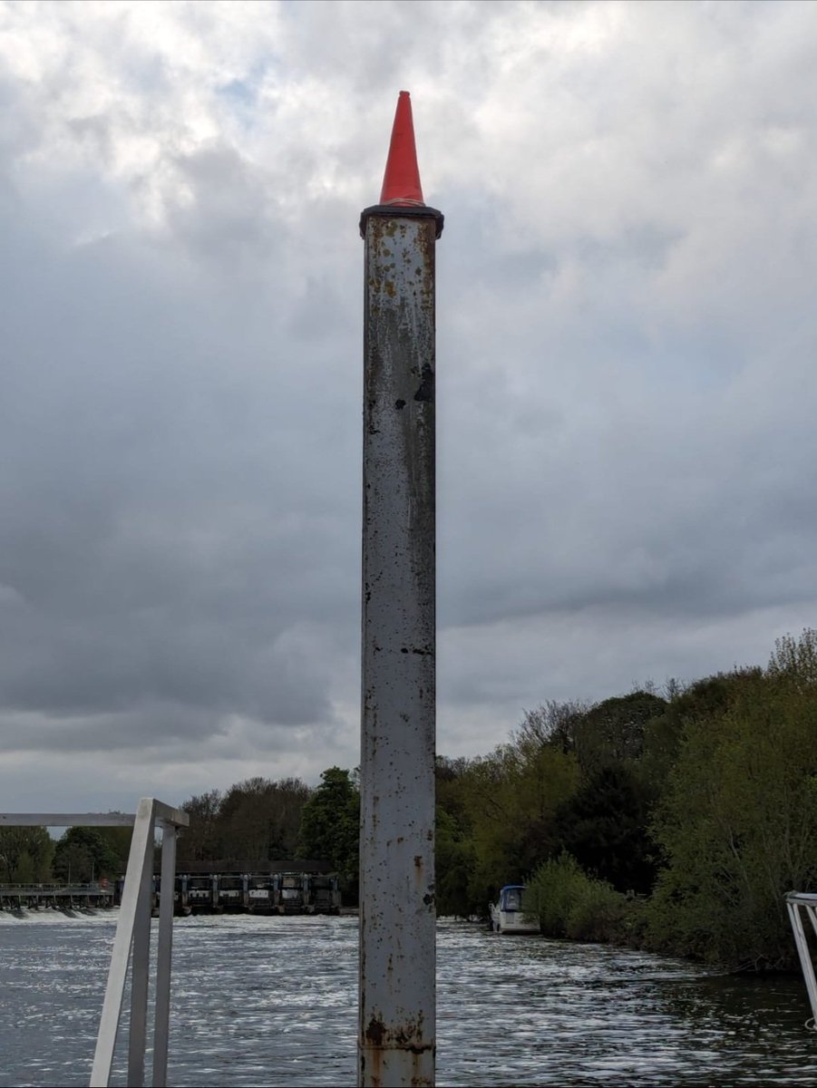 TMYCthames's tweet image. With the strange arrival of a traffic cone on a pontoon post, is there a parking / mooring issue at the Thames Motor Yacht Club? #TMYC #ThamesMotorYachtClub #SurreyArborist #HamptonCourt #Molesey  #Thames #TrafficCone #Parking