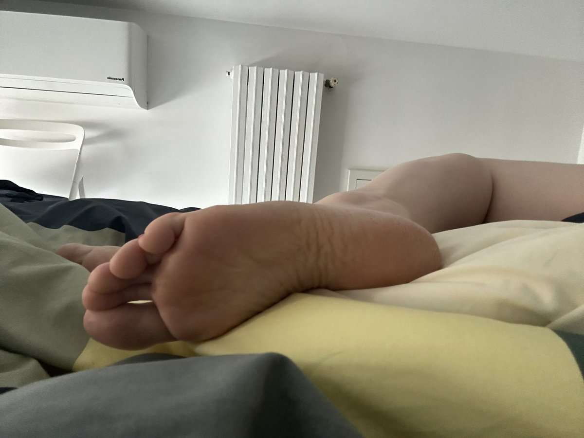 QueenVenusM's tweet photo. Good morning sfigatelli del sabato mattina! 
Come resistere ad un piedino caldo che sbuca dalle coperte?

Colazione qui https://t.co/yOBlwFFbz1 👈 

Veloce e in religioso silenzio 🤫 

#findom #paypigs #moneymiss #footfetısh @falcoRTW @Brun0Parent @Retwitto_Findom @rtfindom https://t.co/yPMLk5oC7w