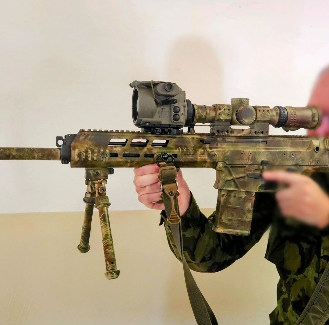 Thats a nice setup. CZ Bren 2 PPS 7,62x51 (DMR), used with standard issue Nightforce ATACR 1-8x variable optic. What is Interesting. TigIR 6M thermovision sight, thats standard issue for new Minimi Mk.3 7,62x51 machine guns is also deployed. Looks like that... 

⬇️1/2