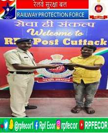 @RPF_INDIA RPF/Cuttack retrieved a left behind mobile phone worth Rs.15,000/- from 2nd class waiting hall of Cuttack Railway Station on 19thApril 2024 & handed over to its rightful owner.
#OperationAmanat
