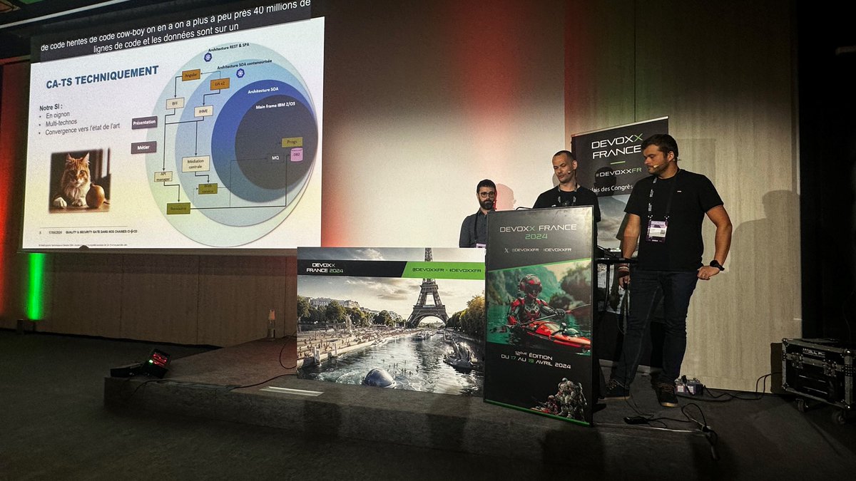 Nous faisons des trajectoires professionnelles une priorité 🚀 Une centaine de nos développeurs étaient présents au salon #Devoxx France L’occasion pour eux de découvrir les tendances technologiques ! Bravo à trois de nos collaborateurs de @CA_TS_ pour leur conférence