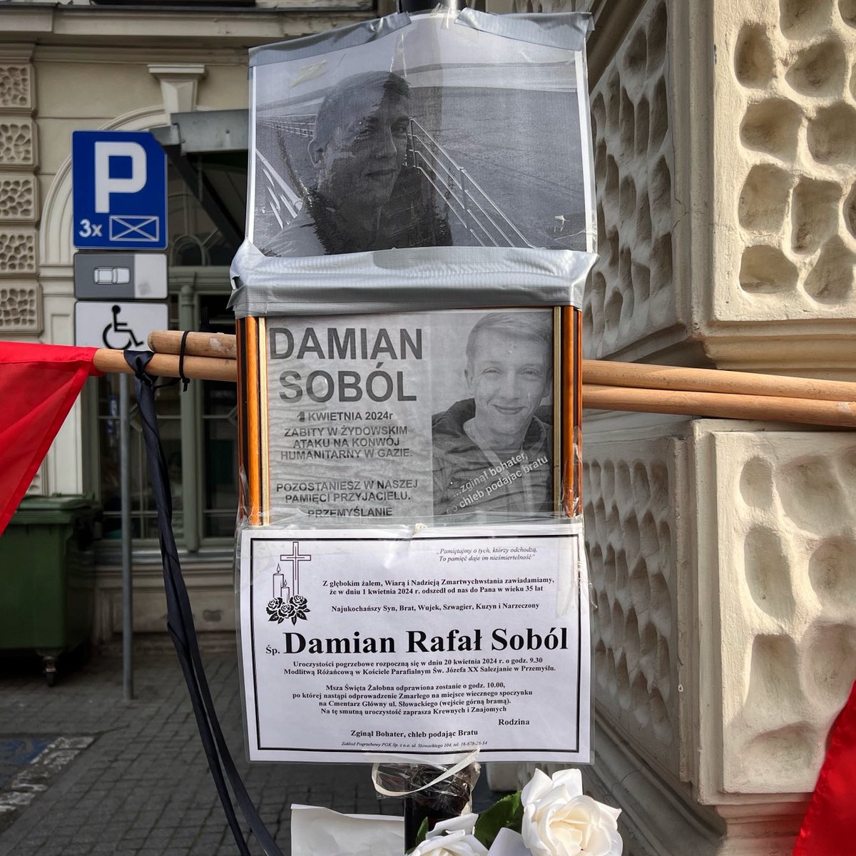 Croisement de deux guerres: gare de #Przemysl, arrivée des trains ukrainiens. Mémorial à Damian Sobol, né ici, collaborateur de ⁦@WCKitchen⁩ tué à #Gaza ⁦@EasternCircles⁩ ⁦@MarionVanR⁩ ⁦@vidalelsaMoscou ⁦@yvesbourdillon⁩ ⁦@IsaLabeyrie⁩