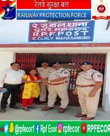 @RPF_INDIA RPF/Mahasamud retrieved a left behind vanity bag containing a mobile phone, liquid case & cosmetics itemtotal worth Rs.23,180/- from circulating area of Mahasamud Railway Stationon 19thApril 2024 & handed over to its rightful owner.
#OperationAmanat