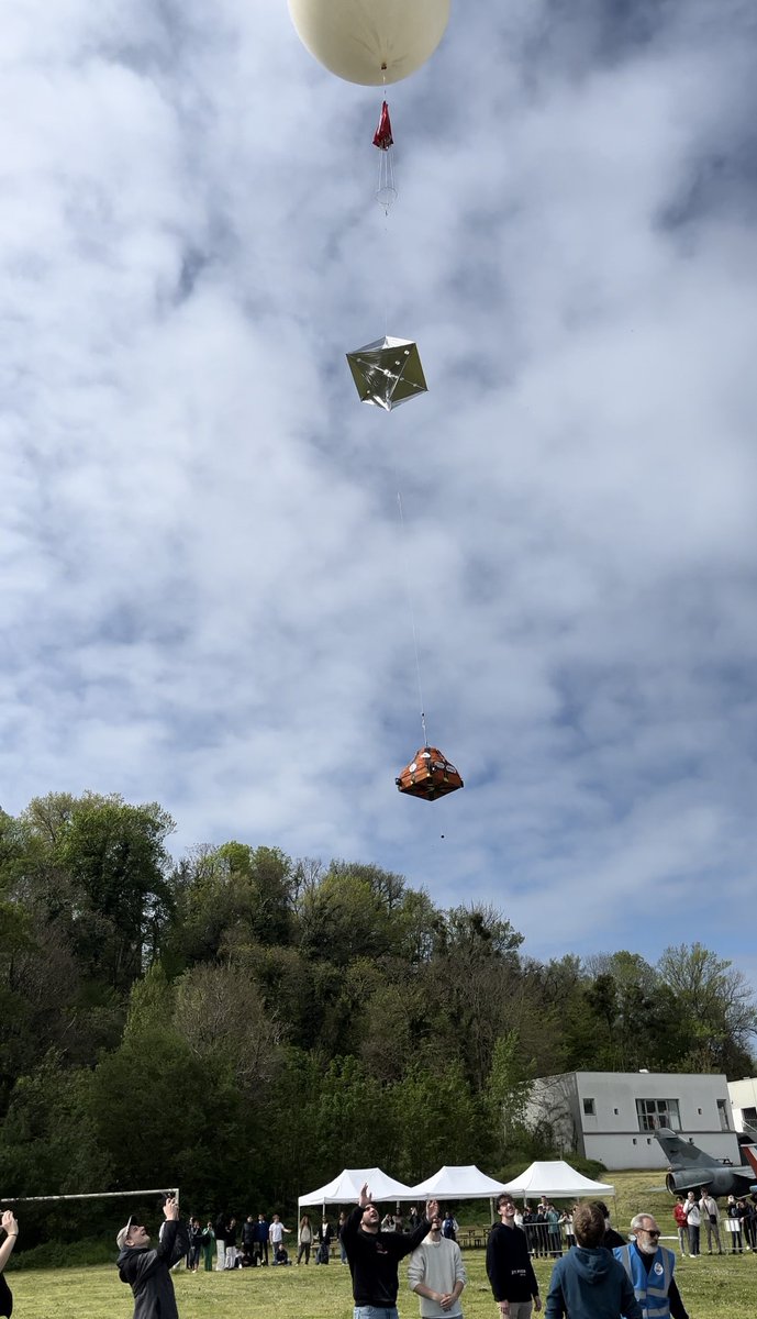 🌍 Dans le cadre de leurs projets de 2ème année, quatre élèves du campus de Bordeaux ont pris part au lancement d'un ballon stratosphérique, fruit d'une collaboration avec une classe de BTS Aéronautique et une classe de lycéens de l'Aérocampus de Latresne.