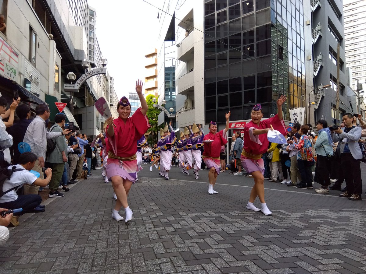kanda_gaho's tweet photo. 神田駅東口前商店街
神田阿波おどりが大盛況ですよ！
夕方には総踊り！〜19:00まで
ヤットナーヤットナー♬ https://t.co/NYG9l9xTej