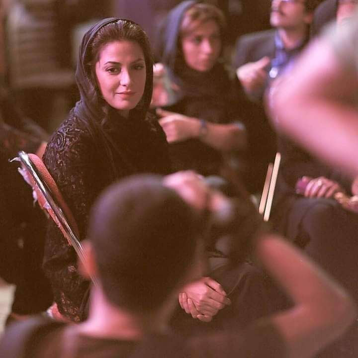 جائز اور ناجائز کی تفریق میں الجھی ہوں ایک نامحرم نـے دیکھا ہـے محـرم کی طرح 🖤