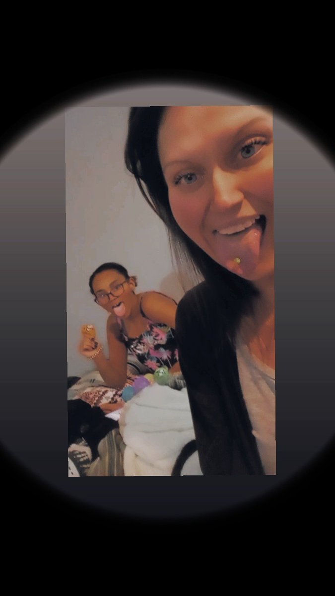 She's so beautiful n i hope she always knows how amazing n beautiful she truly Is n N always help other feel good about them selfs as she does!!! 
#mamworld💚💙💚💙