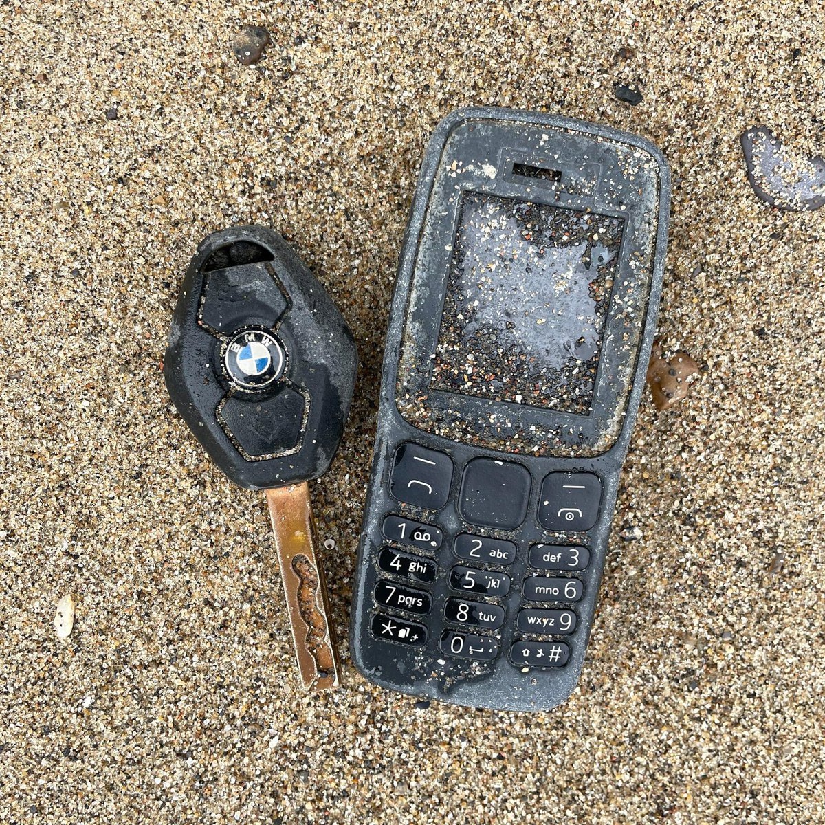 Someone lost their phone and car key c.2005

#Mudlark #Mudlarking