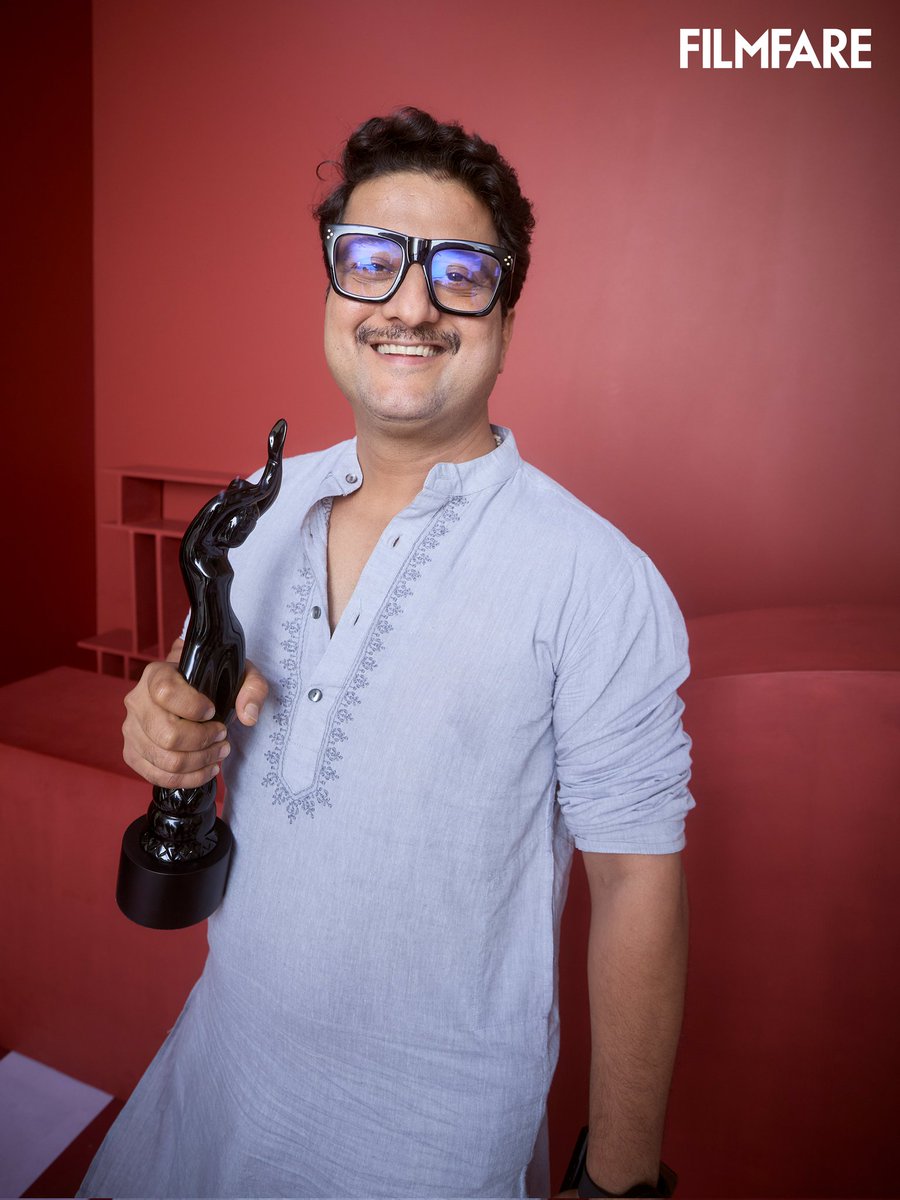 All smiles! ❤️

#JitendraJoshi posing with the Black Lady for Best Actor In a Supporting Role (Male) for #Naal2 at #RRKabelFilmfareAwardsMarathi2024.

@_RRKabel @brihansnatural @rohitsLogic

📸: Ajay Kadam
