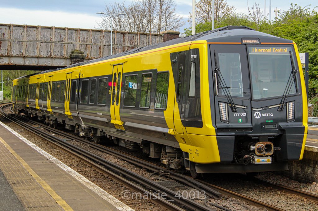 777021 arrives into Birkenhead North working 2W23 1206 West Kirby to West Kirby
12/04/2024
#class777 #merseyrail #wirralline #birkenheadnorth #liverpool