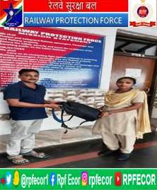 @RPF_INDIA Acting upon a Rail Madad complaint, RPF/Vishakhapatnam retrieved a left behind bag containing a laptop & liquid cash total worth Rs.1,00,000/- from T/No 20812 at Vishakhapatnam station on 19thApril 2024 & handed over to its rightful owner.
#OperationAmanat