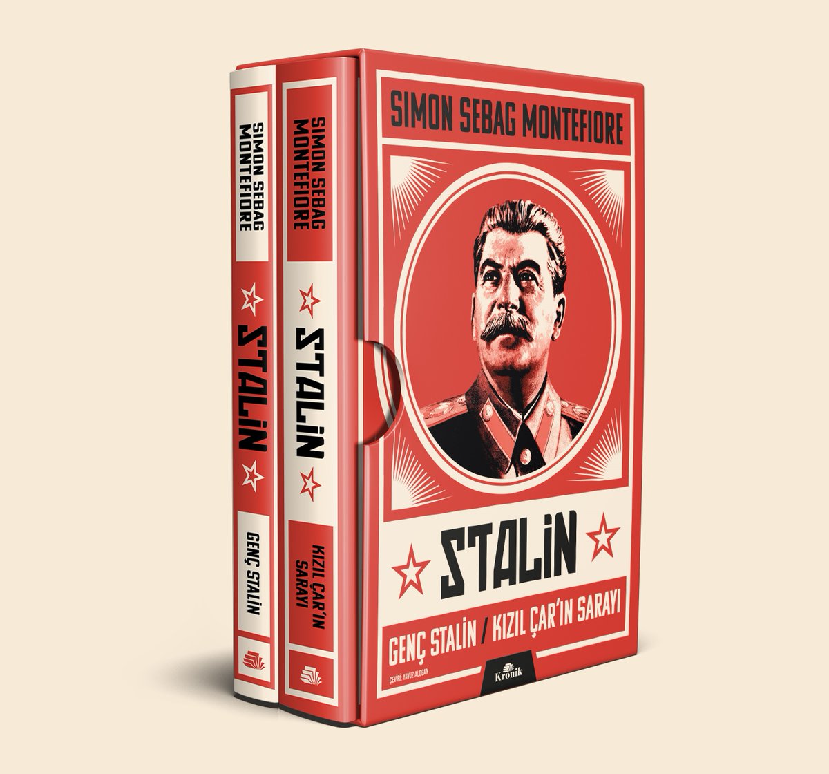 '@simonmontefiore, Stalin’in karizması, jeopolitik meseleleri esrarengiz bir şekilde kavraması, yabancı devlet adamlarını zekice idare etmesi ve edebiyata olan gerçek tutkusu gibi niteliklerini anlatırken de titizlikle adil davranıyor.” – Antony Beevor kronikkitap.com/kitap/stalin/