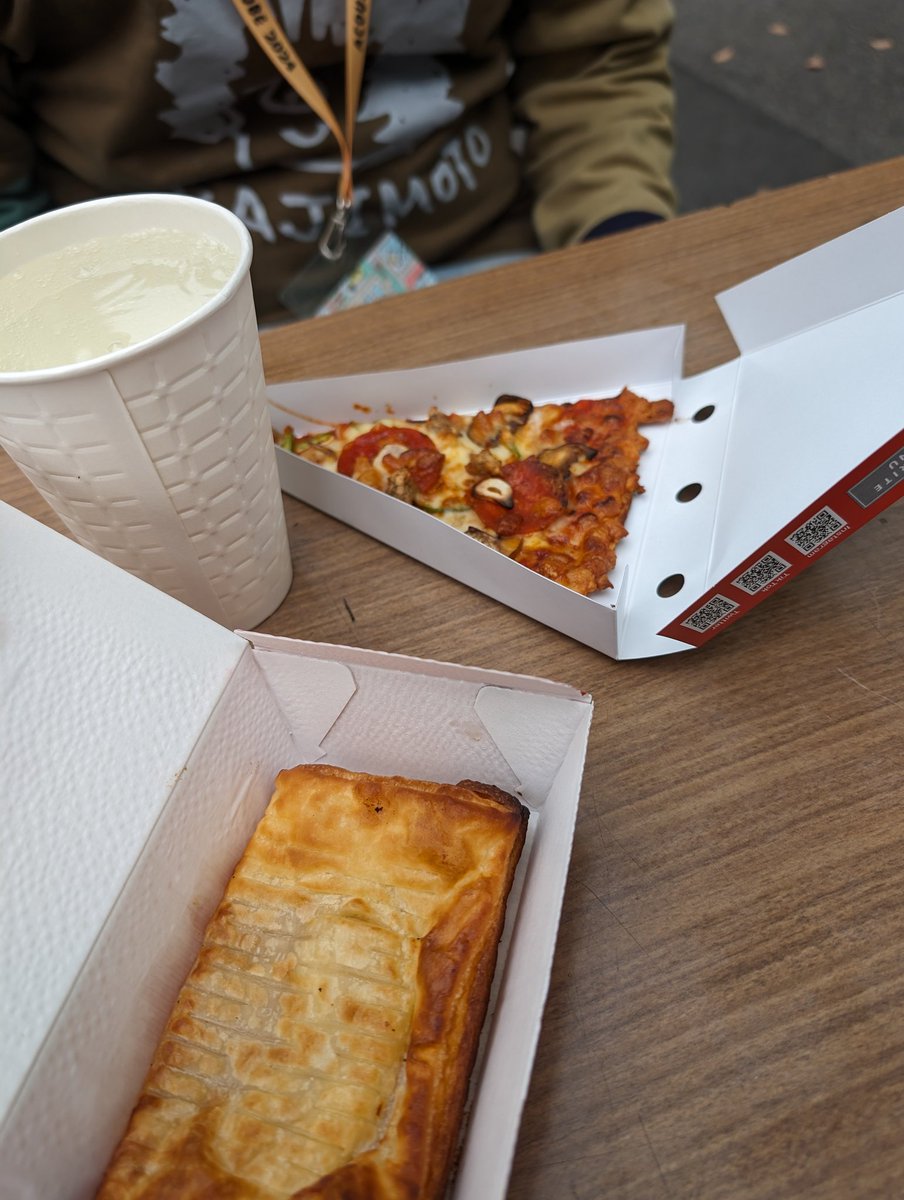 samunphrai's tweet photo. 迷ったのでアップルパイ食べた
#クマガーリックミート #PIZZALA #アコフェス #生田神社 #氷結ハイボール #KAJIMOTO https://t.co/aPe3U0m49V