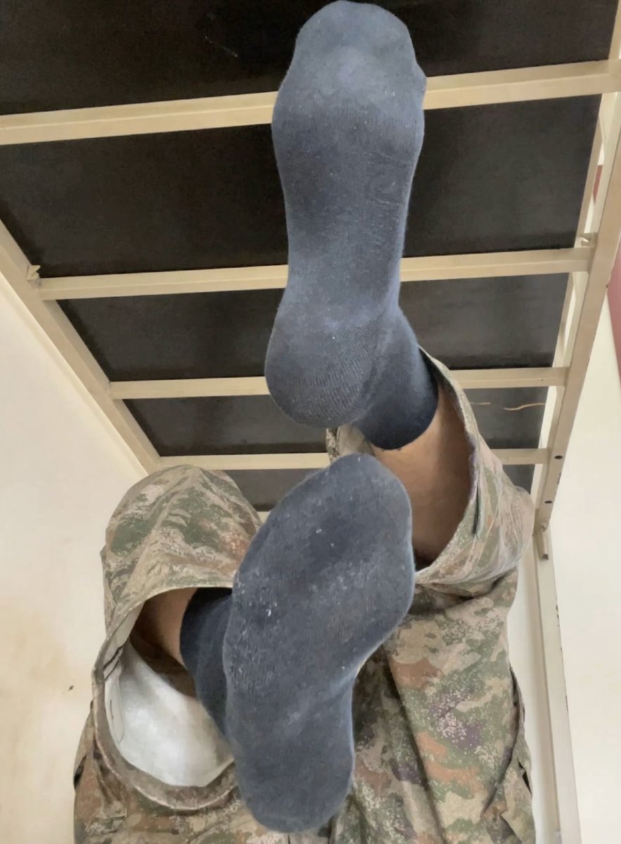 好像很久没抽奖了，冲刺一下万粉
关注转发点赞评论，臭袜带回家😏
（邮费自理）三天后随机抽取
#汗脚臭袜子 #飞机杯 #抽奖 #暴露奴 #恋物癖 #狗奴舔脚 #制服控 #原味 #无脑狗