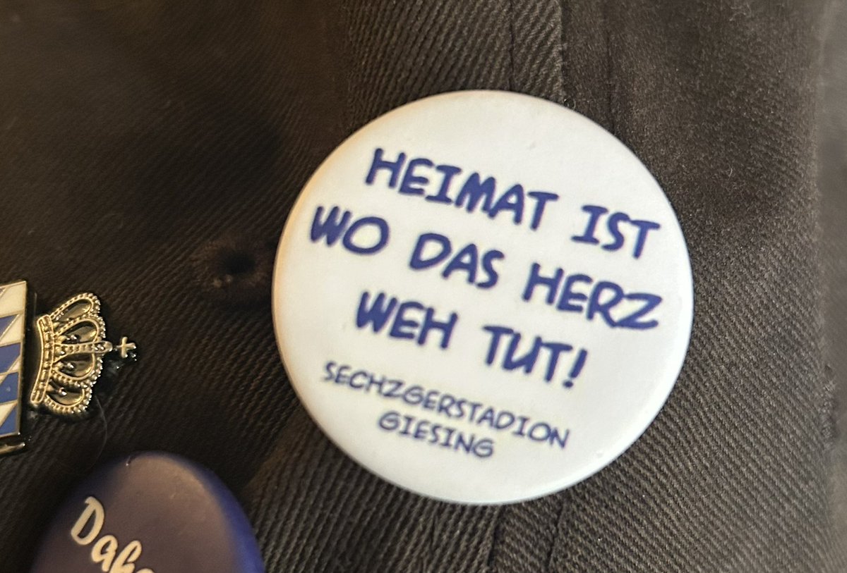 5moono's tweet photo. Letztens einen neuen Button geholt 💙 Hoffe, dass heute der neue ausm #Bamboleo dazu kommt😉 hoffentlich sind nicht alle weg, wenn ich dann da bin 🙏 #tsv1860 #sechzger #elil https://t.co/7A2WT8J2J7