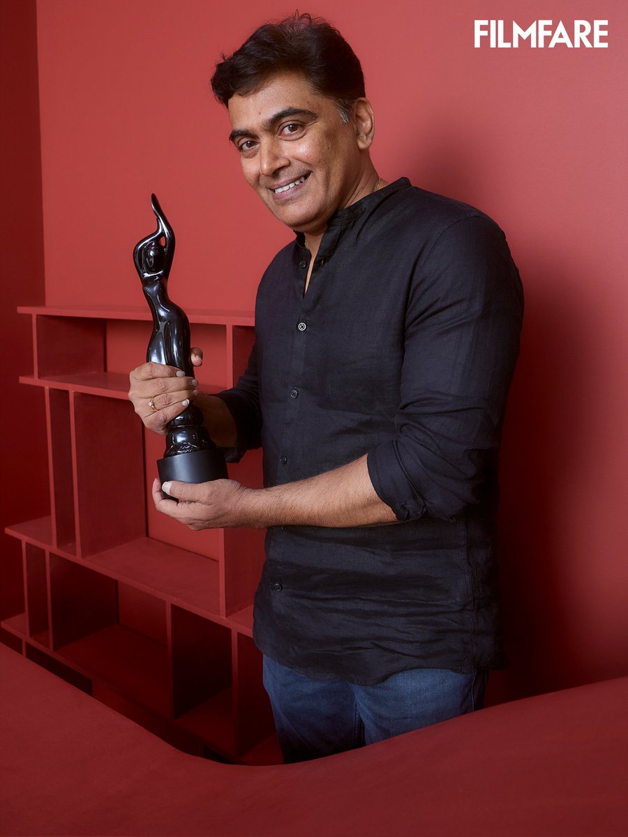 filmfare's tweet photo. Victory! ❤️

#GuruThakur posing with the Black Lady for Best Lyrics for #KshanKaalche for #Unaad at #RRKabelFilmfareAwardsMarathi2024.

@_RRKabel  @rohitsLogic

📸: Ajay Kadam https://t.co/HrSpLiLeXx