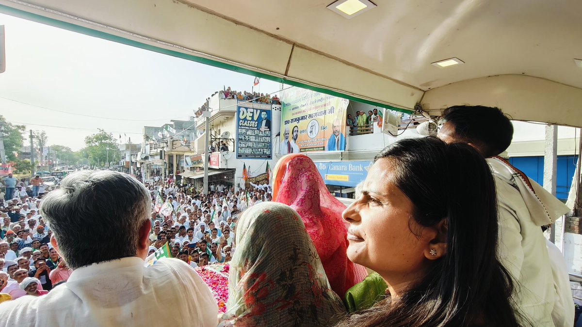 शक्ति रथ यात्रा सिवालखास में राष्ट्रीय लोकदल की स्टार प्रचारक आदरणीया श्रीमति चारू चौधरी जी के साथ ✌️✌️ @jayantrld @RLDSpeaks @RLDparty @BJP4UP @BJP4India @DrSangwanRLD @idharampalsingh @Bhupendraupbjp #AbkiBaar400Baar #ModiKiGaurantee #ModiKaParivaar