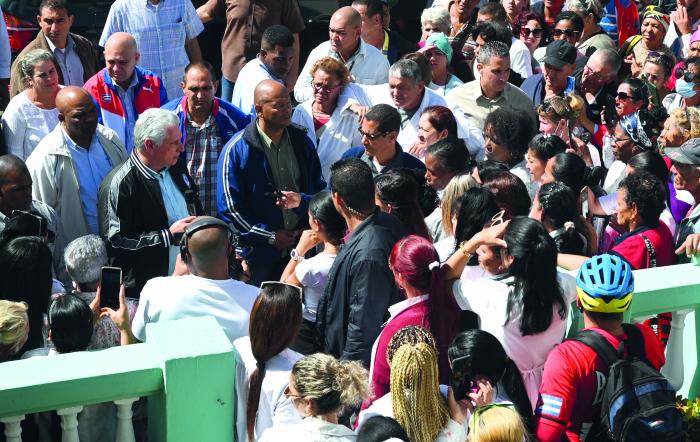 Siempre con el pueblo, ahí está. Felicidades Presidente @DiazCanelB #GenteQueSuma #CubaViveyVence