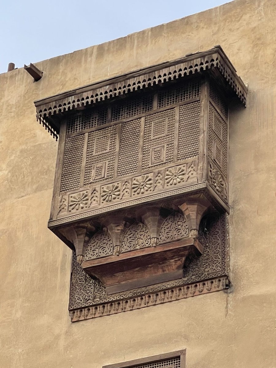 En el mundo islámico hay un artilugio arquitectónico, la mashrabiya, que sirve para todo. Permiten asomarse a la calle sin ser visto, refrescar las casas (tradicionalmente se colocan jarras de agua en ellas para que enfríen por evaporación), y son obras de arte para la ciudad.