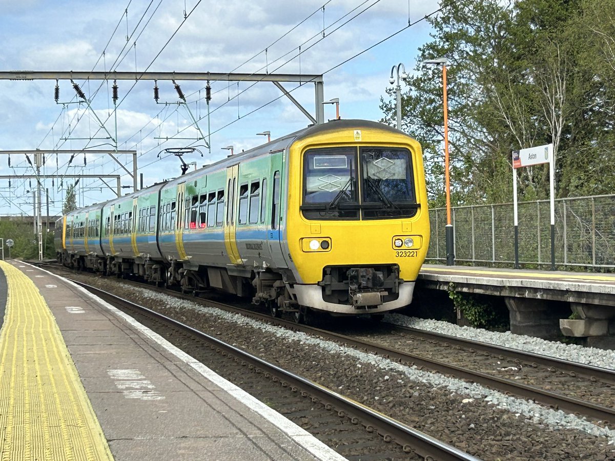 CjTrains's tweet image. Moving away from Snow Hill lines for a bit and heading elsewhere

Went on a hunt for 323221 and found it immediately so we hopped up to Four Oaks ✅

#Railway #Birmingham #Class323