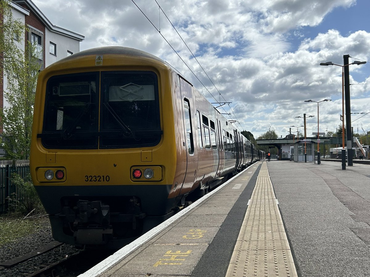 Moving away from Snow Hill lines for a bit and heading elsewhere Went on a hunt for 323221 and found it immediately so we hopped up to Four Oaks ✅ #Railway #Birmingham #Class323