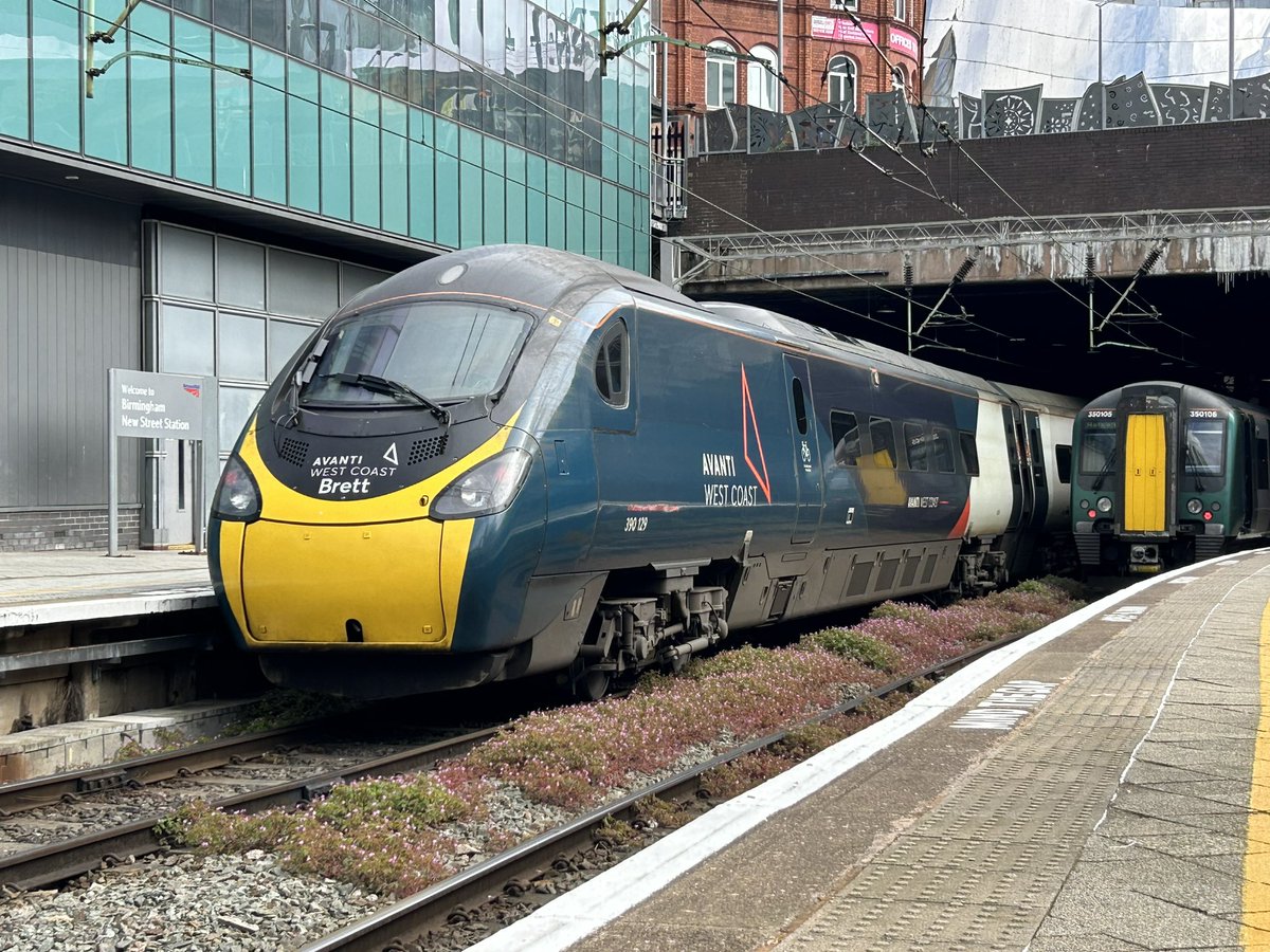 CjTrains's tweet image. Moving away from Snow Hill lines for a bit and heading elsewhere

Went on a hunt for 323221 and found it immediately so we hopped up to Four Oaks ✅

#Railway #Birmingham #Class323