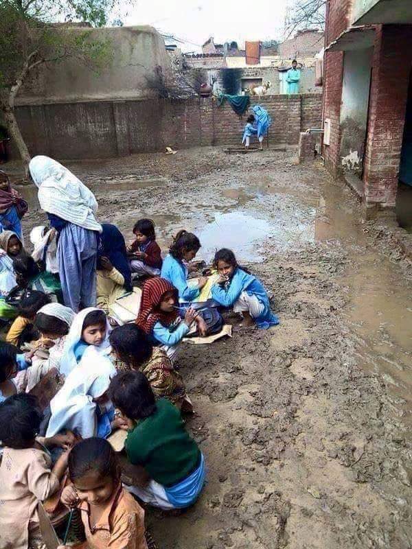 جس ملک میں ایسے شاندار سکول ہوں 🇵🇰

 تو پھر میٹرو بس اورینج ٹرین حق بنتا ہے؟؟؟

 یہ اسکول کے بچے بھی IMF کے مقروض ہیں 🥺