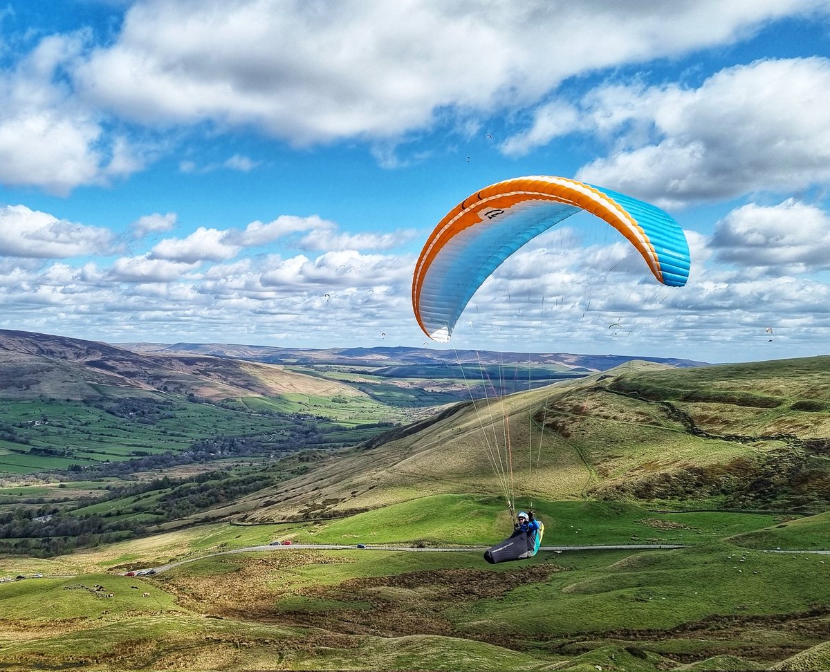 It was a beautiful morning for getting back into trail running. A favourite 9 mile loop from Hope via Lose Hill, The Great Ridge, Mam Tor, Rushup Edge, Winnats Pass and Castleton. Hundreds of happy people out in the Peak District enjoying the spring sunshine 🌞