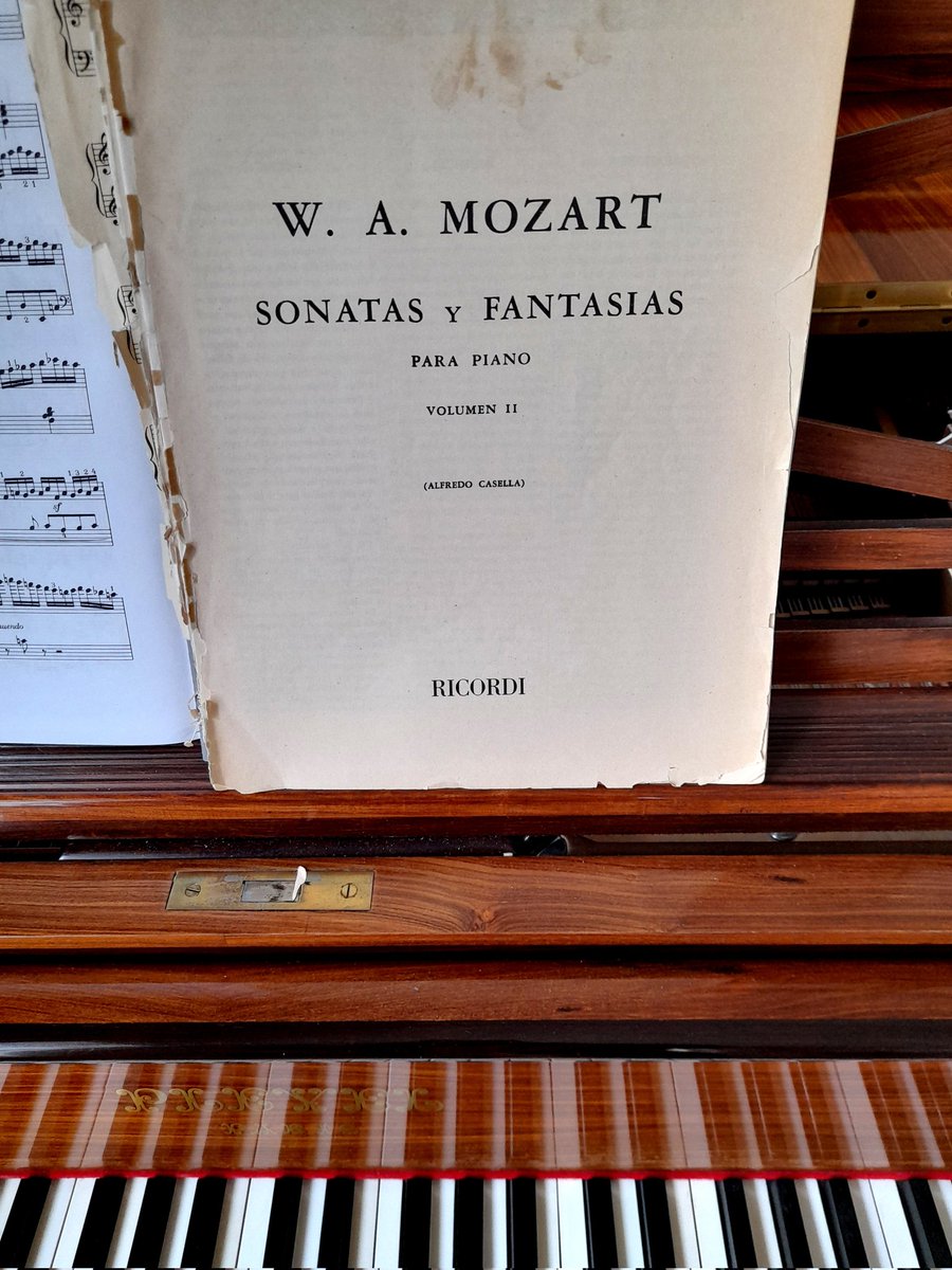Como un buen mezcal, Para todo mal...Mozart Para todo bien, también 🎼 Compré estas partituras en Buenos Aires en 1983 y me han acompañado toda la vida, en los buenos momentos y en los otros... ¡Feliz sábado a tod@s!☕️🥐