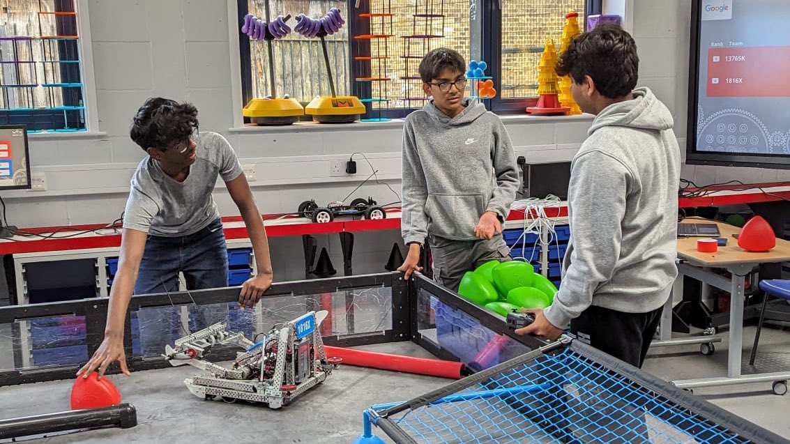 Woah, check out this collaboration! 👀

Some of our #VEXUK teams in London organised a pre-worlds scrimmage to test robots & match tactics for the teams heading to #VEXWorlds next week! 🥳

#RoadtoVEXWorlds #VEXUKatWorlds #VEXRobotics