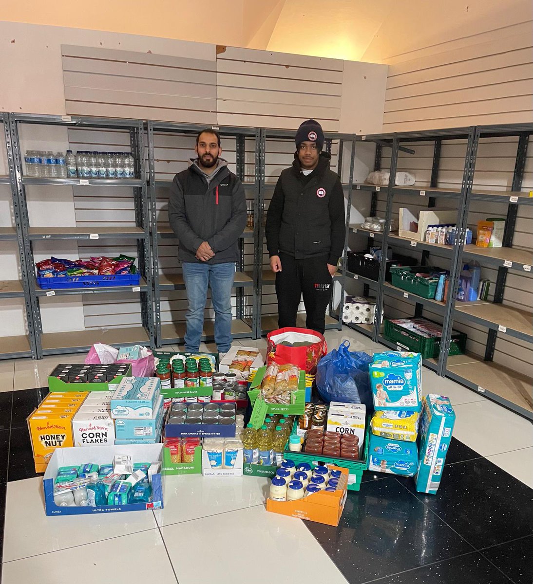 Ahmadiyya #Muslim Community of #Wolverhampton @amawolves helping the needy in these difficult times when the cost of living is too high ⬆️, by donating to @walsallfoodbank @UKMuslimYouth @AMYA_Humanity @AMYA_WM Serving humanity is what our faith teaches us.