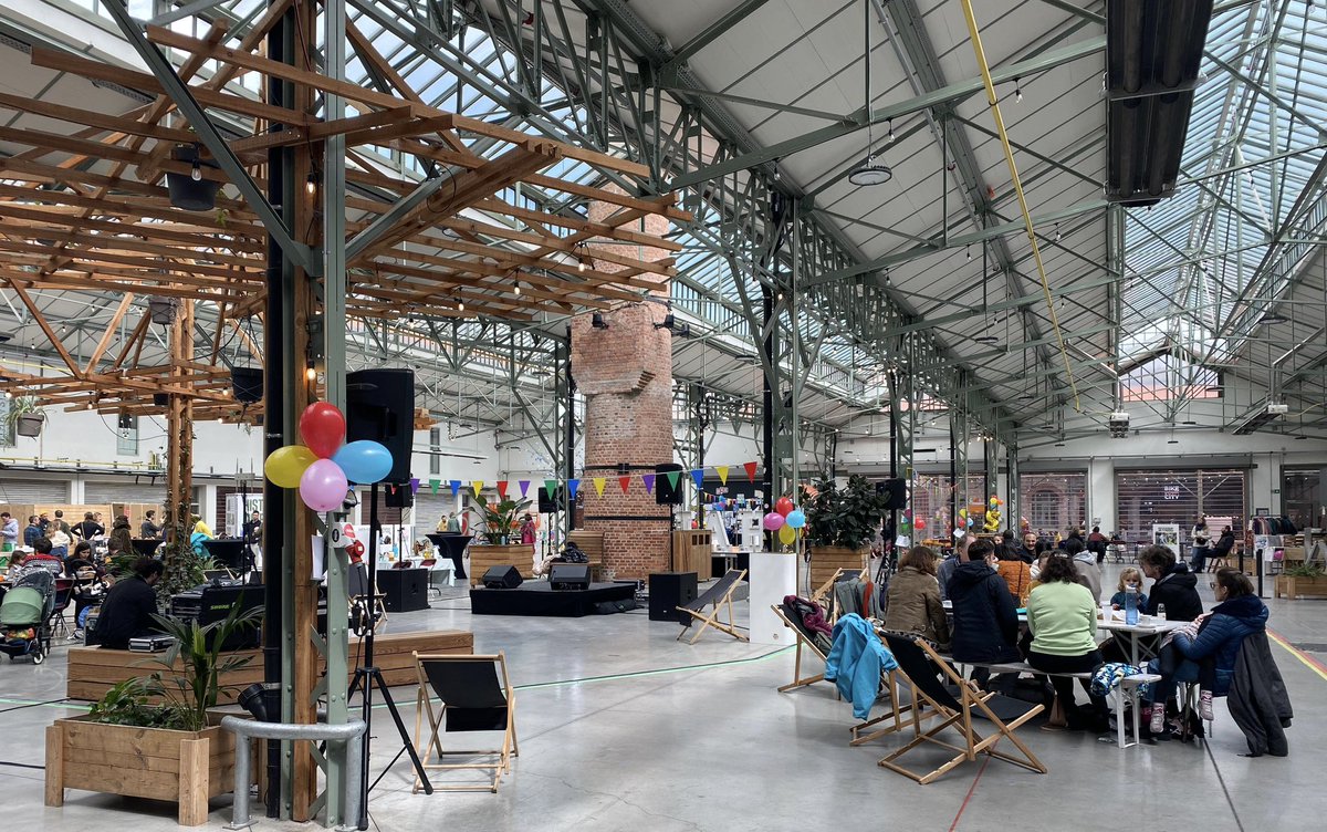 Aujourd’hui, nous fêtons les 5 ans du Be Here à Laeken 🎉 Avec @karinelalieux nous voulions rendre hommage à l’équipe de ce centre d’entreprise qui a non seulement permis de sauver le patrimoine mais également de dynamiser l’économie de quartier !