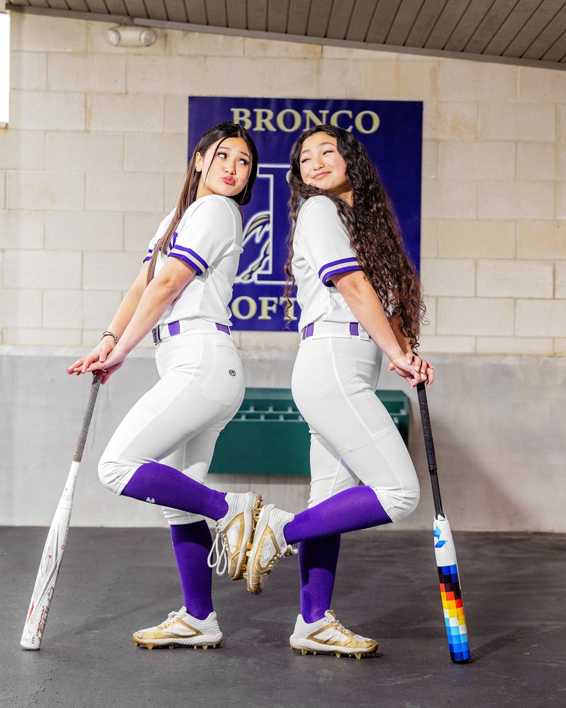 Double trouble on the diamond with the softball sisters, De'Awny &amp; Dez'Tynee! 🥎💪 

#SiblingSaturday #SoftballSisters #DentonHighSoftball #Sportraits #TexasSpirit #CanonUSA #SportsPhotographer #TeamPhotographer #Texas