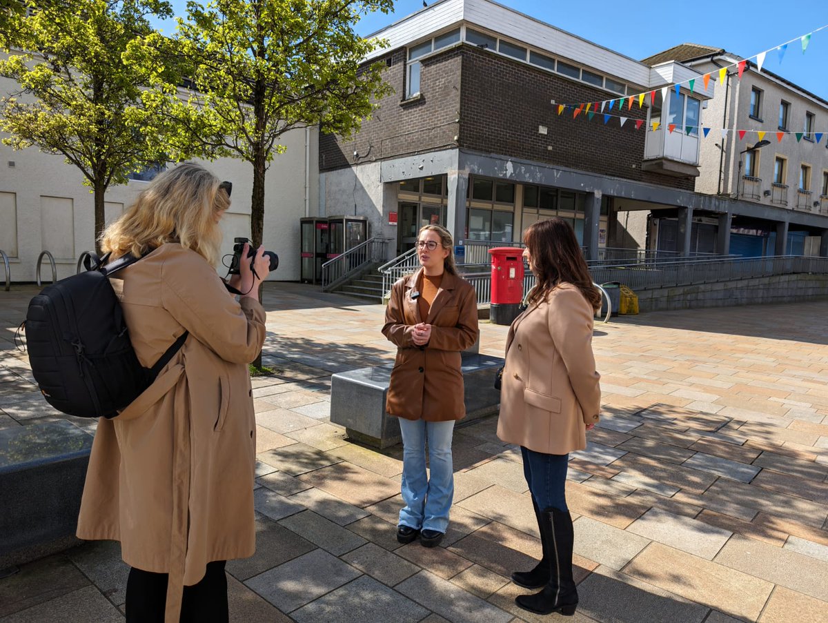 NAyrshireLab's tweet photo. 🌹Great to have @AnasSarwar in Kilwinning today speaking to traders about what makes this town so special

❌The SNP have cut off Kilwinning from investment for the next 6 years!

🌹A vote for Mary Hume and Scottish Labour is a vote to get Kilwinning the investment it deserves https://t.co/33b0anOWQh
