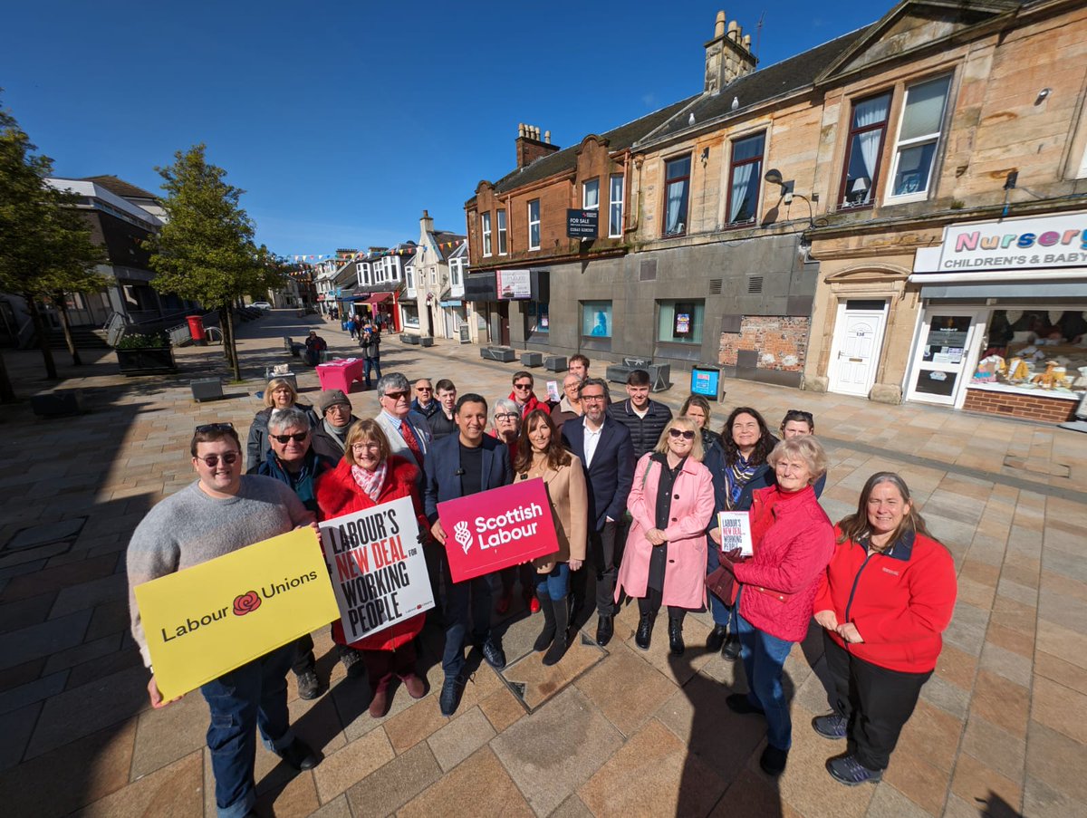 🌹Great to have <a href="/AnasSarwar/">Anas Sarwar</a> in Kilwinning today speaking to traders about what makes this town so special

❌The SNP have cut off Kilwinning from investment for the next 6 years!

🌹A vote for Mary Hume and Scottish Labour is a vote to get Kilwinning the investment it deserves