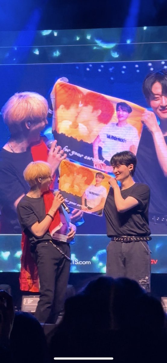 onliwonauf's tweet photo. they got a kick out of whatever this flag was #OnlyOneOf_WorldTour_dOpamine
#OnlyOneOfWorldTour2024
#OnlyOneOfInChicago
#OnlyOneOfChicago https://t.co/dFH5l68LtO
