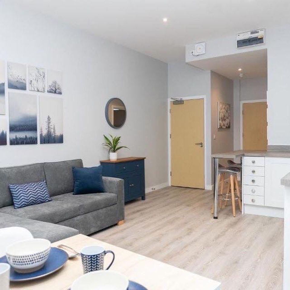 As well as being fully-serviced #accommodation, all of our self-contained #studios and #apartments are also fully furnished 🧡 Boasting a modern kitchen area, relaxing space and free WiFi to keep you connected throughout your stay! buff.ly/3e1gowI #StayLets #ShortLets