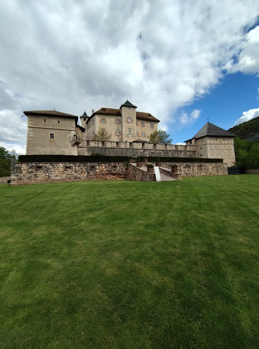 Inizi costruendo una semplice torre d’avvistamento nel XII secolo in val di Non e ti ritrovi con un castello accomodato a dimora nel XXI secolo #CastelThun #visittrentino #Trentino #Italy #castle